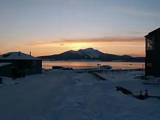 Zonsondergang met de Mendelejeva-vulkaan op de achtergrond