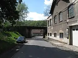 Straat met spoorwegviaduct