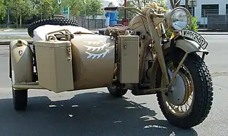 De hendels voor de gearing en de achteruit zaten bij de Zündapp iets lager