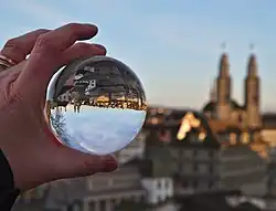 Duidelijke spiegeling door de lichtbreking van een kristallen bol.