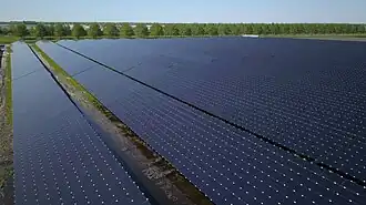 Een zonnepark met zonnepanelen in Drenthe