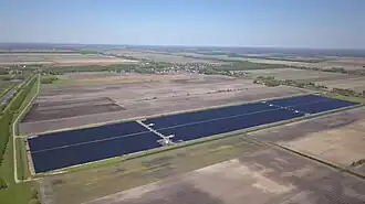 Zonnepark Lange Runde met op de achtergrond het dorp Barger-Compascuum