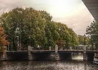 De Zaagpoort gezien vanaf de Marnixkade bij het Marnixbad, oktober 2012