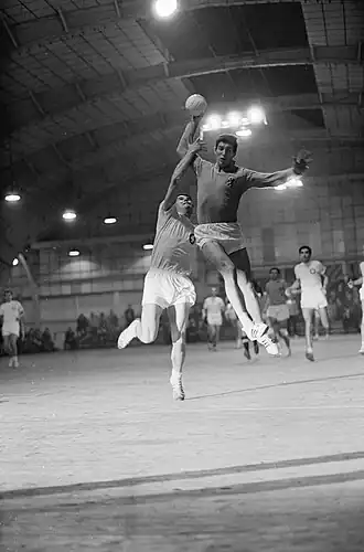 Guus Cantelberg, spelend voor het nationaal team, scoort het eerste doelpunt tegen Zwitserland (1966)