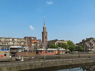 Zicht op de kerk over de Wilhelminasluis