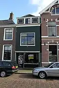Smal houten huis met verdieping