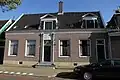 Houten huis met bakstenen lijstgevel