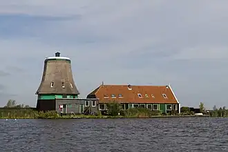 Molen De Os, gezien vanaf de Zaan