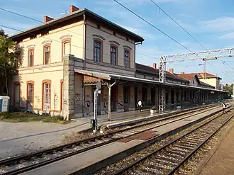 Stationsgebouw met een perron