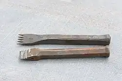 11. Een smeedijzeren tandijzer en een tandijzerhouder met los inzetplaatje