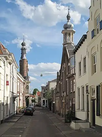 Korte Steigerstraat met Eben-Haëzerkerk rechts