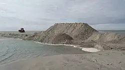 Tijdelijk met zand afgedamde zijgeul zodat bij vloed een nieuwe hoofdgeul wordt uitgeslepen