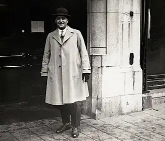 Zanger Kees Pruis poseert in 1925 voor de ingang van De Kroon in Amsterdam.