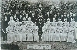 Gemengde Zangvereeniging Jacob Kwast in 1909, met op de tweede rij links Willem Saal