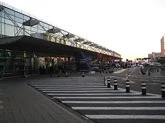 Voorgevel van de vertrekhal van Brussels Airport, die zwaar werd beschadigd[1]