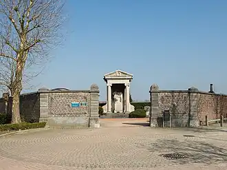 Toegang en grafmonument familie Quitmann