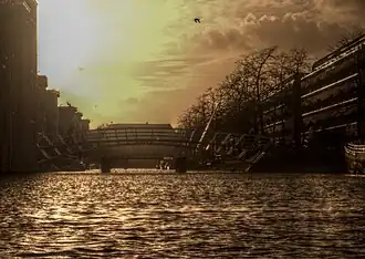 Zebrabrug en - in de achtergrond - Witte Katbrug over de Kattenburgervaart
