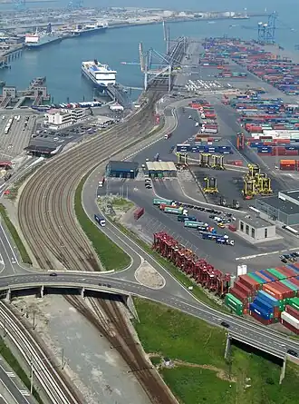 De sporenbundel "Westhoofd" in de haven van Zeebrugge.