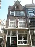 Huis met eenvoudige klokgevel