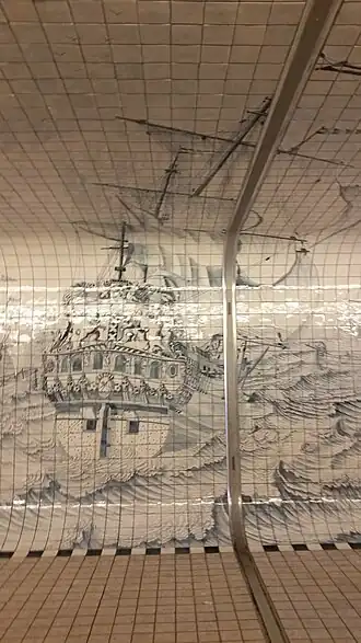 Het schip Rotterdam met Amsterdams wapen verspreid over wand en plafond (augustus 2018)