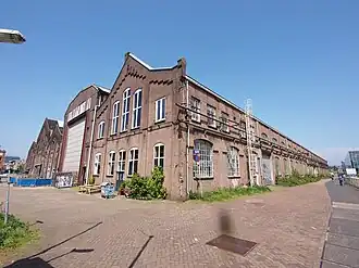 Links Van Gendthallen, uiterst rechts INIT-gebouw (mei 2017)