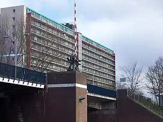De Julianabrug met Zeepaardjes van A. Stauthamer en een 'torenflat' op de achtergrond. Hier aan het eind van de brug, begint Katwijk-Noord (vanuit het midden van Katwijk, aan de zuidkant). Zie wit bordje met Katwijk Noord (zonder tussenstreepje) op de uitvergrote foto.
