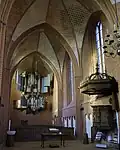 Interieur naar het orgel toe gezien