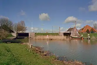 De Noorder- (rechts) en Zuidersluis (links) in Schardam