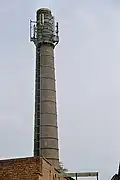 Bedrijfsgebouw met bakstenen fabrieksschoorsteen