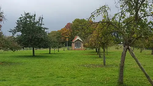 De kapel in de boomgaard