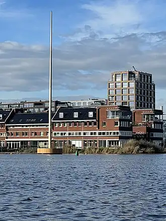 De mast gezien naar de Houthavengracht, november 2023