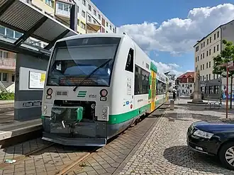 Trein aan de tramhalte Zwickau Zentrum