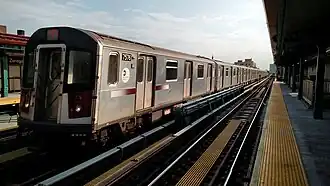 De trap, wand en stationsbord van het station