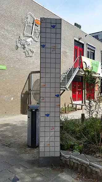 Een van de zes zuilen (augustus 2018) Thema vogel Op de achtergrond Kinderkunst Linnaeusschool