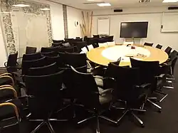 Raadszetels in de Leeghwaterzaal ten tijden van de verhuizing. Dit was de algemene vergaderzaal in de afgesloten gang met de fractiekamers, voor raadsfracties en de griffie.