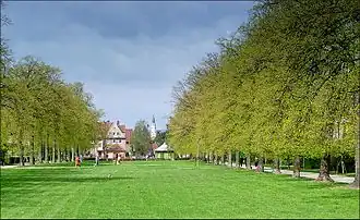 Foto van westkant van het park, met in de verte de toren van het oude stadhuis van Görlitz.