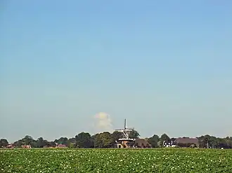 Zicht op Garsthuizen met de molen "de Hoop"