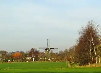 Zicht op Makkum met de molen