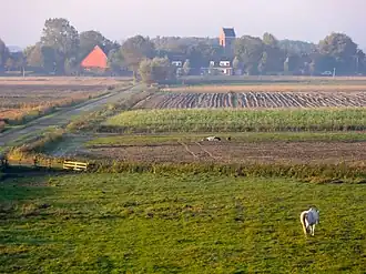Zicht op Nes met Sint-Johanneskerk vanaf de Waddenzeedijk