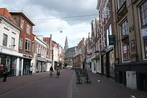 Zijlstraat met op de achtergrond de Grote of Sint-Bavokerk