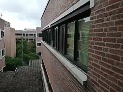 Zicht op de binnentuin. Rechts de Heijezaal.
