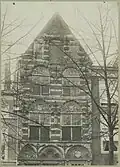 Bovengedeelte voorgevel, voor de restauratie van 1911.