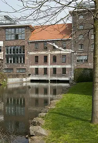 Zicht op de fabriek over de Roer
