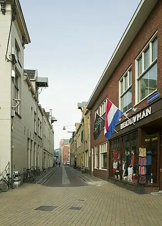 Inkijk in de Schoolstraat vanaf de Poelestraat, 2008