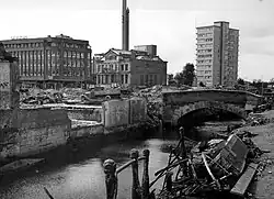 Het gebouw in 1940 tussen de verwoestingen van het bombardement.