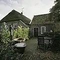 Boerderij. Langhuis met riet gedekt. Onderschoer. Terzijde met riet gedekte schaapskooi, een met riet gedekte schuur, een veldoven en een put
