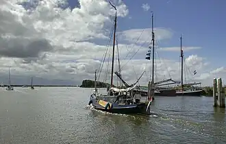 Schepen op het Vaarwater naar Oostmahorn nabij de Robbengatsluis