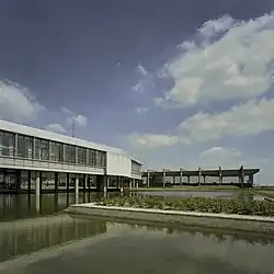 Zicht op het hoofdgebouw en het doseringsgebouw