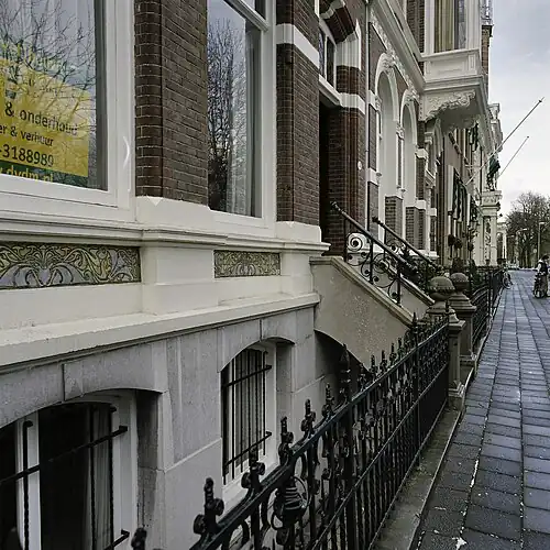 Souterrain met smeedijzeren hek en buitentrap naar de bel-etage, Groningen