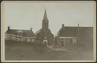 De voorgangerkerk aan de Mernaweg 73 die van 1803 tot 1927 dienstdeed.